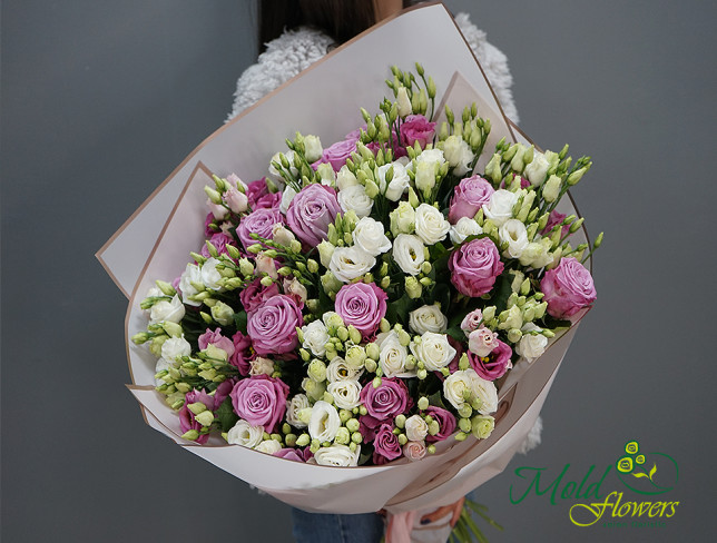 Букет из  эустомы,  с фиолетовыми розами Фото